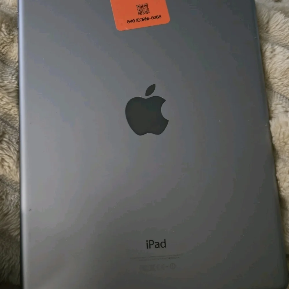 Apple iPad Air 16GB Black Space Gray Wi-Fi, 2013 Model MD785LL/A